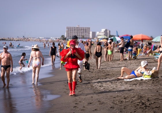 ¿Quién es la mujer de rojo que cruza las playas de Málaga?