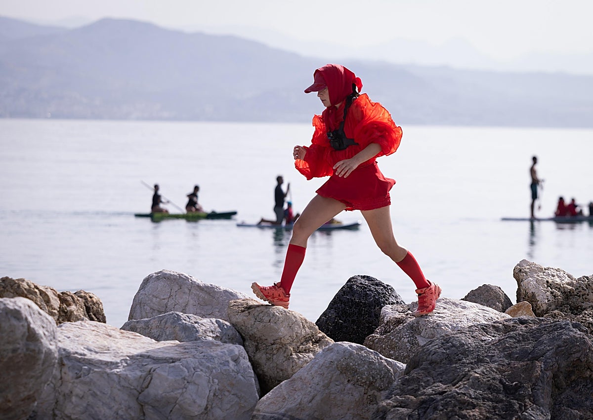 Imagen secundaria 1 - ¿Quién es la mujer de rojo que cruza las playas de Málaga?