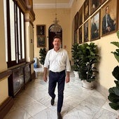 El portavoz de Vox, Antonio Alcázar, este miércoles, por los pasillos de la planta noble del Ayuntamiento de Málaga.