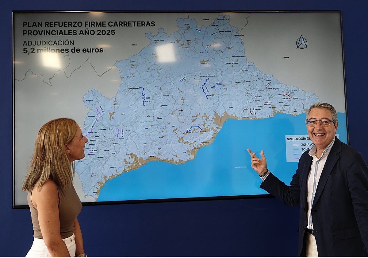 Nieves Atencia y Francisco Salado muestran el mapa con las carreteras afectadas.