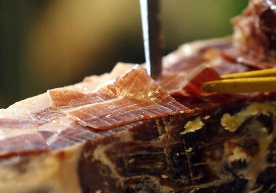 Más de 200 cortadores participan en el X Certamen Mundial del Jamón 'Popi' Ciudad de Estepona
