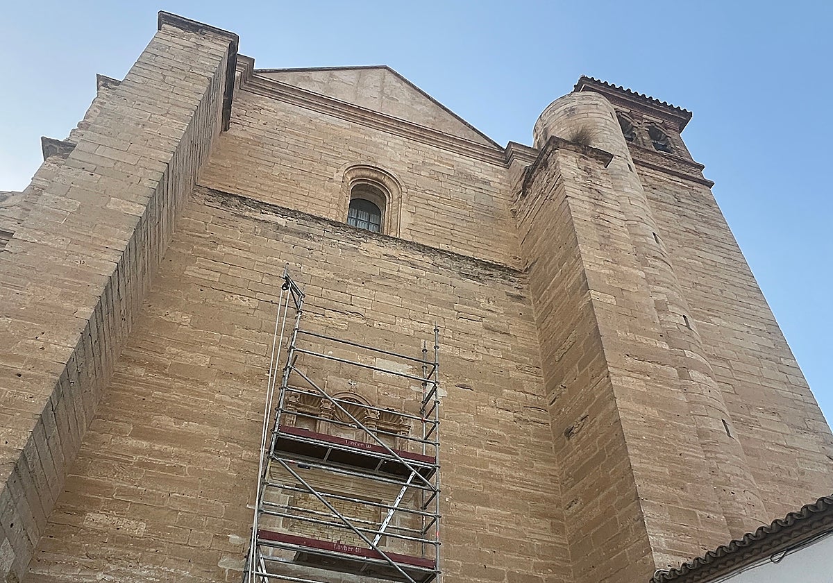 Los andamios están recuperando las hornacinas y el escudo que se perdió con el paso de los años