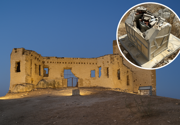 Vista del Castillo de la Estrella en Teba, con detalle de uno de los focos de iluminación dañados.