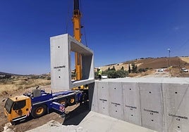 La estructura del nuevo puente que conectará Casabermeja.