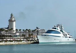 El Yas, recién llegado y amarrado junto a la Farola, en la marina de megayates.