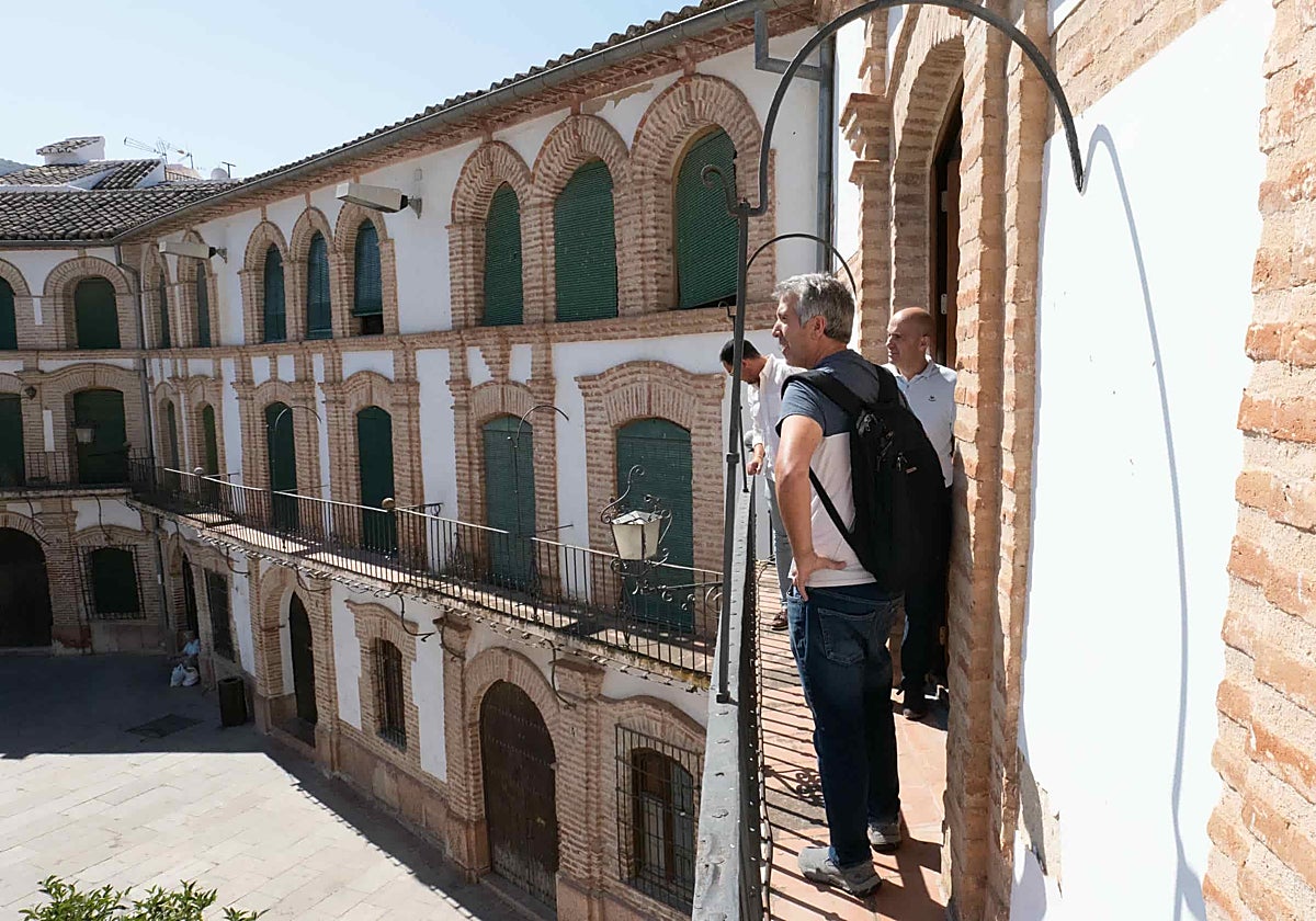 Técnicos y responsables municipales supervisan desde los balcones la estructura de la Plaza Ochavada antes del inicio de las obras.