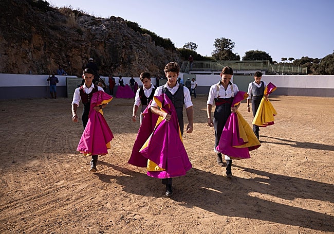 Los cinco alumnos de las escuelas, camino de su burladero.