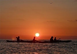 Descubre la belleza única de los acantilados de Maro-Cerro Gordo a bordo de un kayak