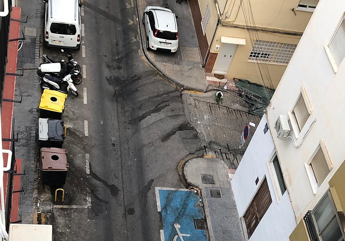 Vista de la suciedad en la calzada y las aceras de la calle Pinosol.