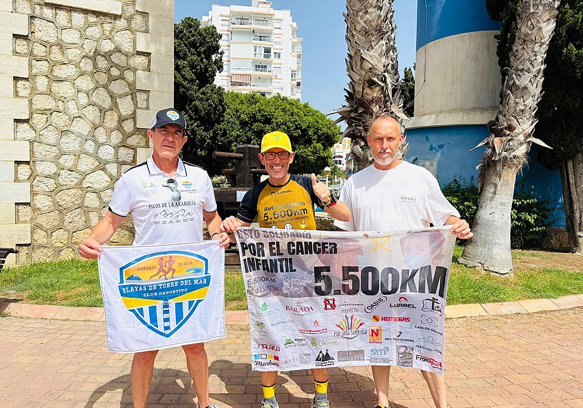 El deportista gaditano, en el centro, a su paso por Torre del Mar.