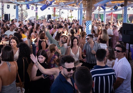 Ambiente festivo en Santo Pitote, uno de los chiringuitos que ofrecen tardeo en Los Álamos.