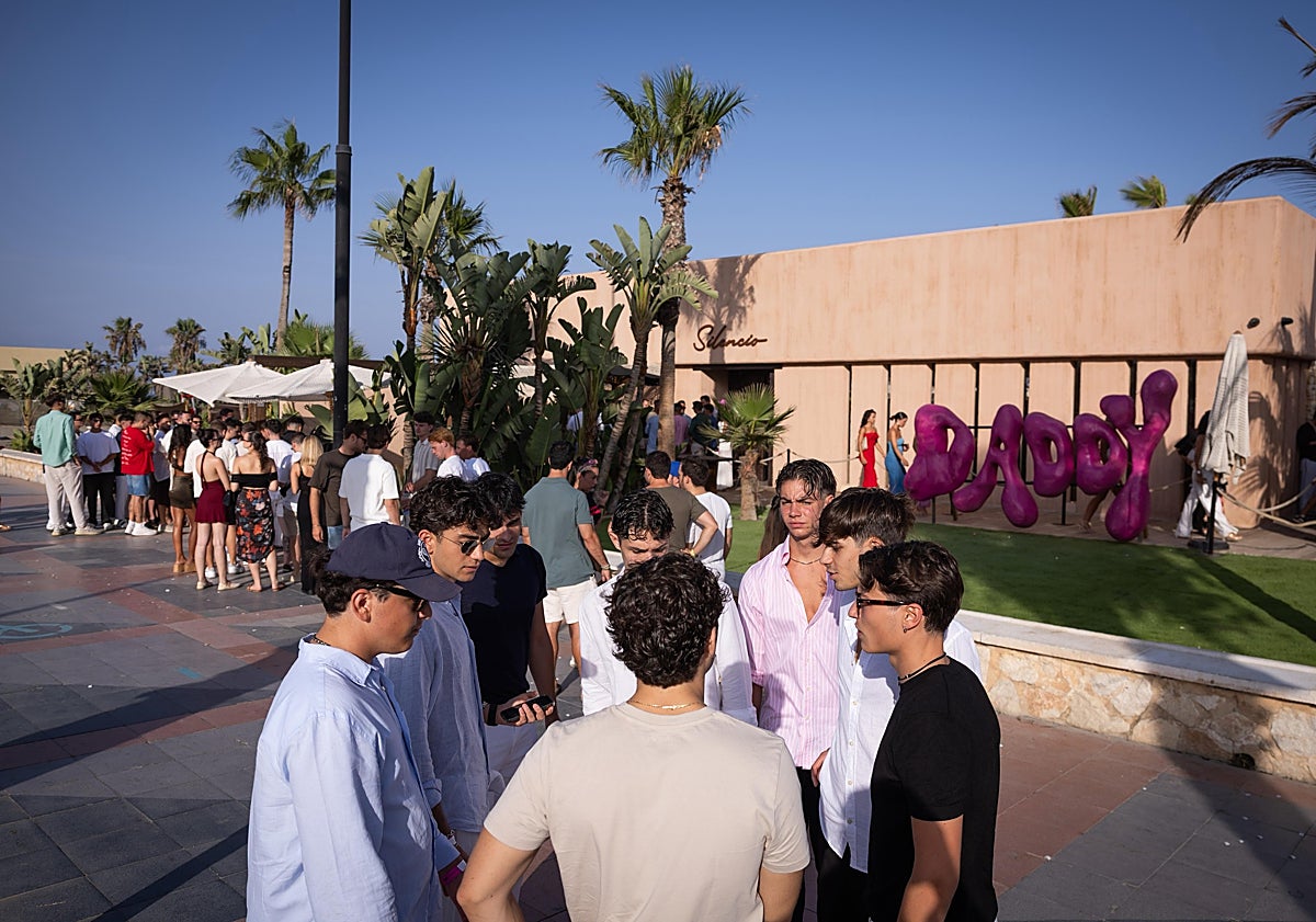 Imagen principal - Imágenes tomadas en la tarde de este viernes, en Los Álamos.