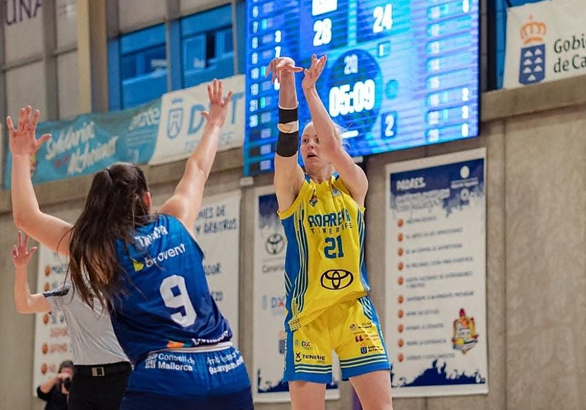 María Roters, acierto y altura para el Unicaja Mijas