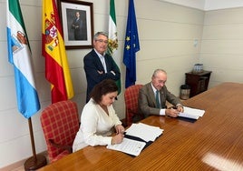 La alcaldesa de Torremolinos y el alcalde de Málaga firman el acuerdo para el desarrollo del proyecto, en presencia del presidente de la Diputación.