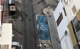 Vista de la suciedad en la calzada y las aceras de la calle Pinosol.