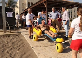 El alcalde y el concejal de Playas, con un usuario del programa de baños asistido.