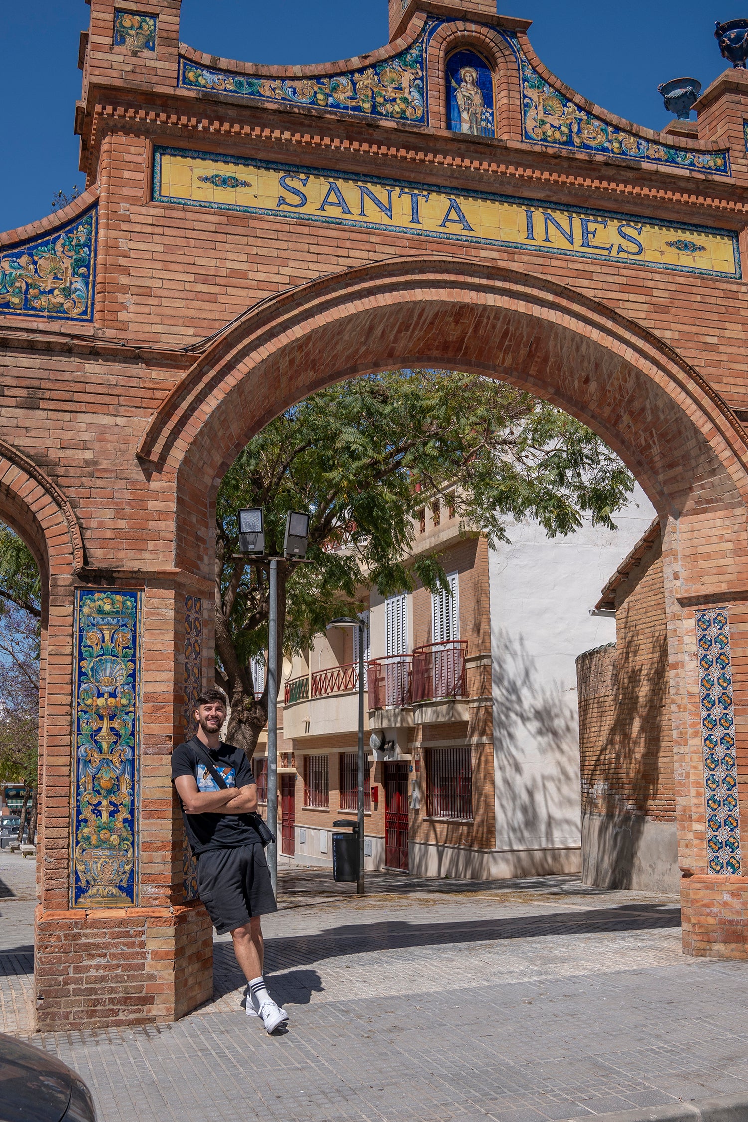 Posa en un símbolo de la Colonia Santa Inés, el antiguo arco.