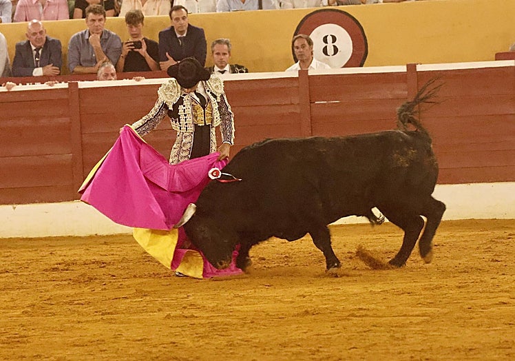 Pablo Aguado, lanceando a la verónica.