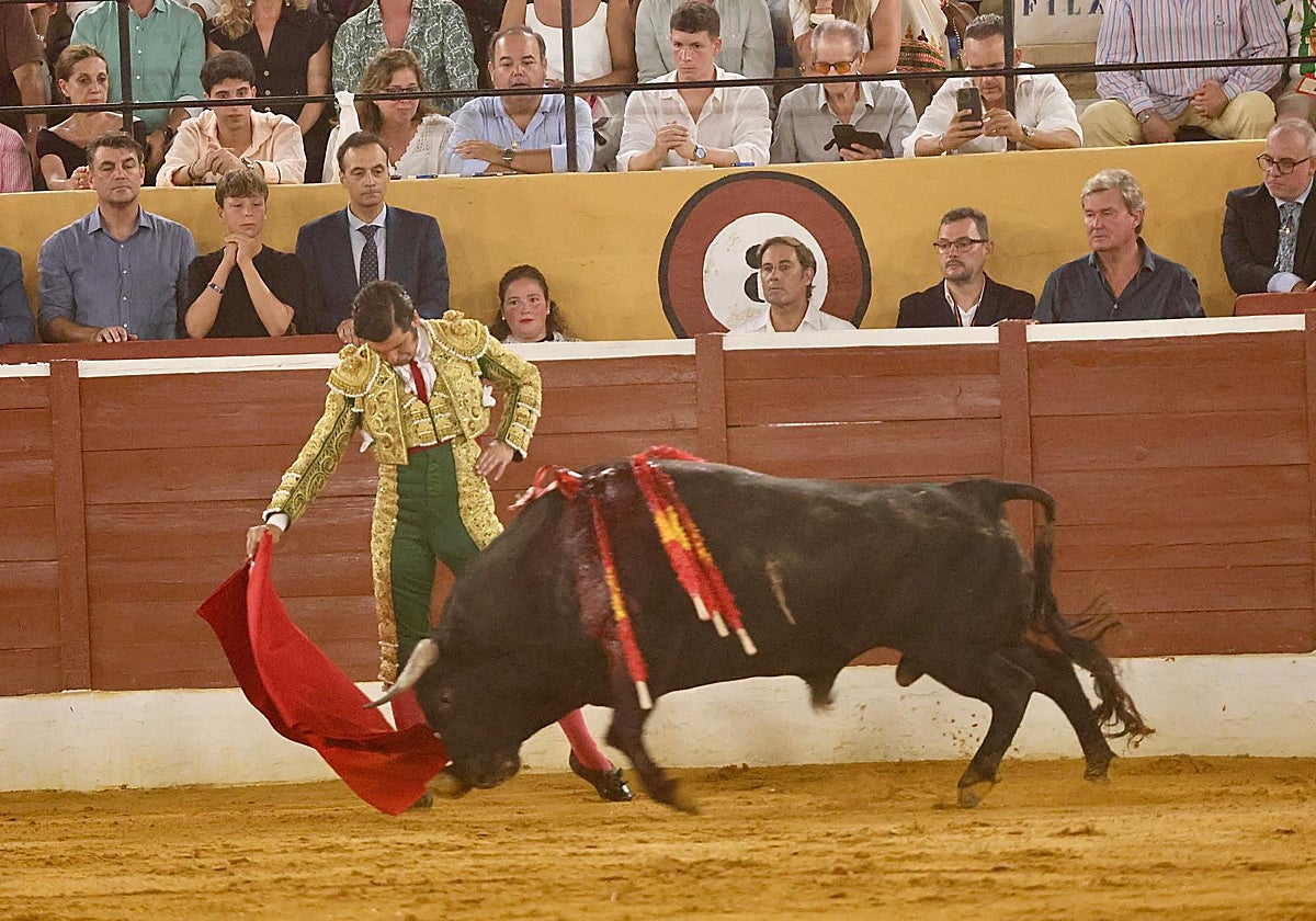 Derechazo de Morante en el inicio de faena a su primero.