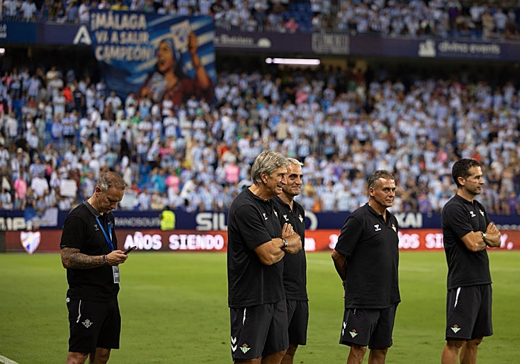 Manuel Pellegrini, Rubén Cousillas y Fernando (a la derecha), en el terreno de juego.
