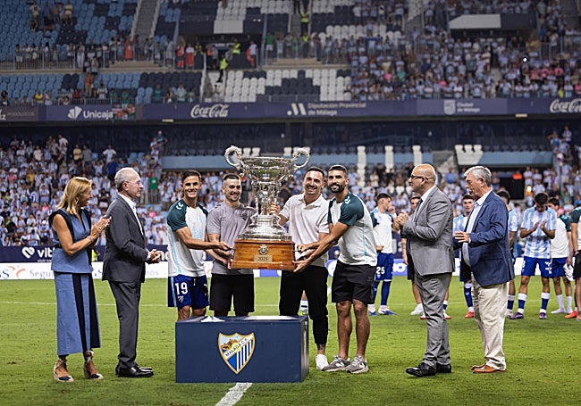 Luismi, Ramón, Alfonso Herrero y Galilea levantan el trofeo.