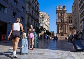 Turistas se dirigen por el Centro de la capital hacia sus alojamientos.