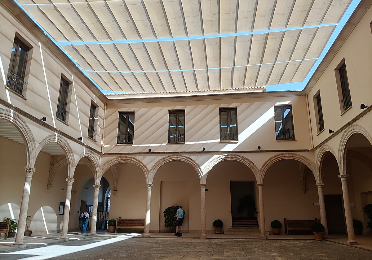 Los nuevos toldos instalados en el claustro del Convento de Santo Domingo.