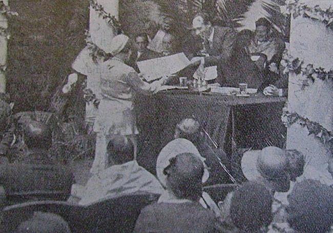 Una alumna recibiendo un premio en 1932.