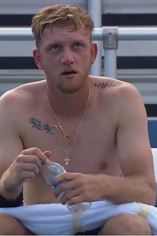 Alejandro Davidovich, sin camiseta y abrasado por el calor en Cincinnati en un descanso.