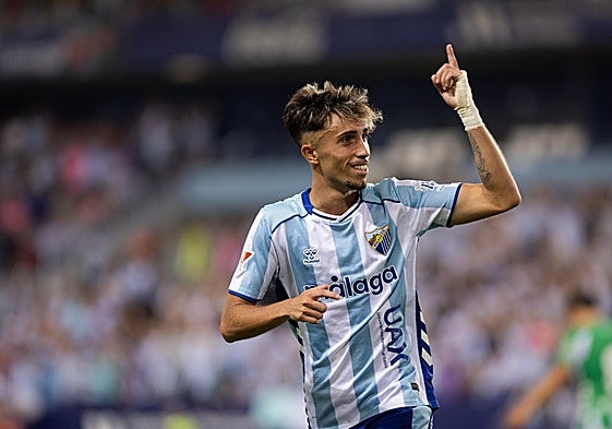 Larrubia celebra uno de sus goles el sábado.