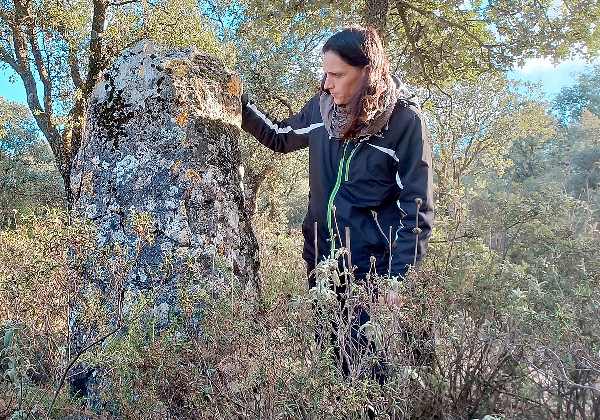 La arqueóloga Lidia Cabello en uno de los menhires descubiertos.