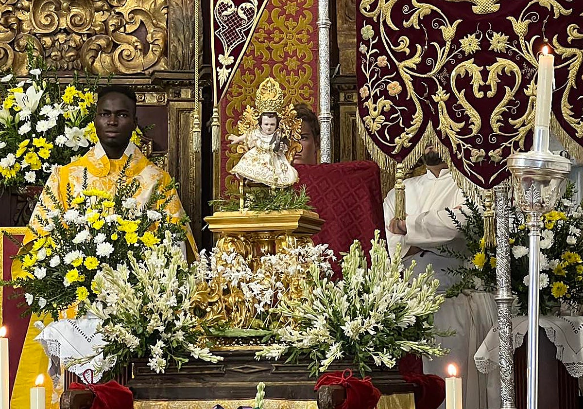 Imagen principal - Imágenes del acto de bendición.