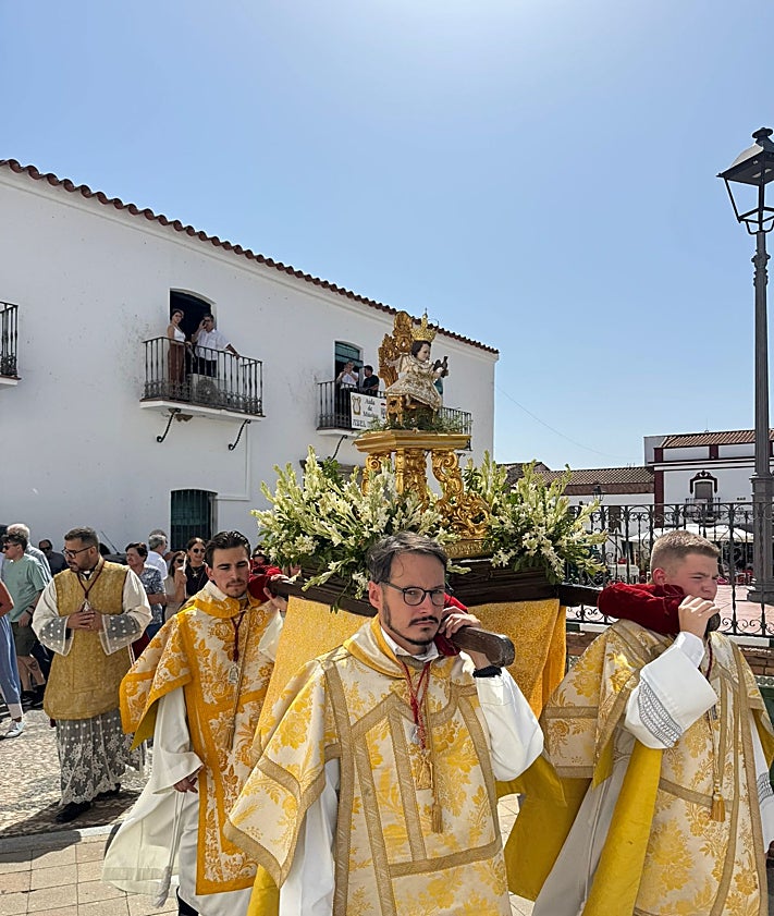 Imagen secundaria 2 - Imágenes del acto de bendición.