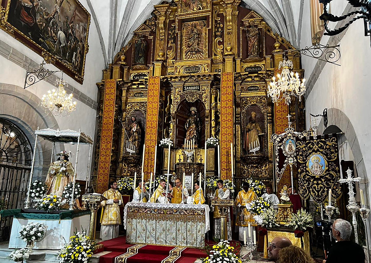 Imagen secundaria 1 - Imágenes del acto de bendición.