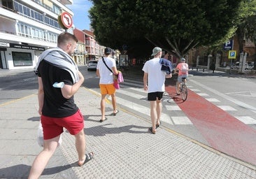Turistas de camino a la playa de La Malagueta.