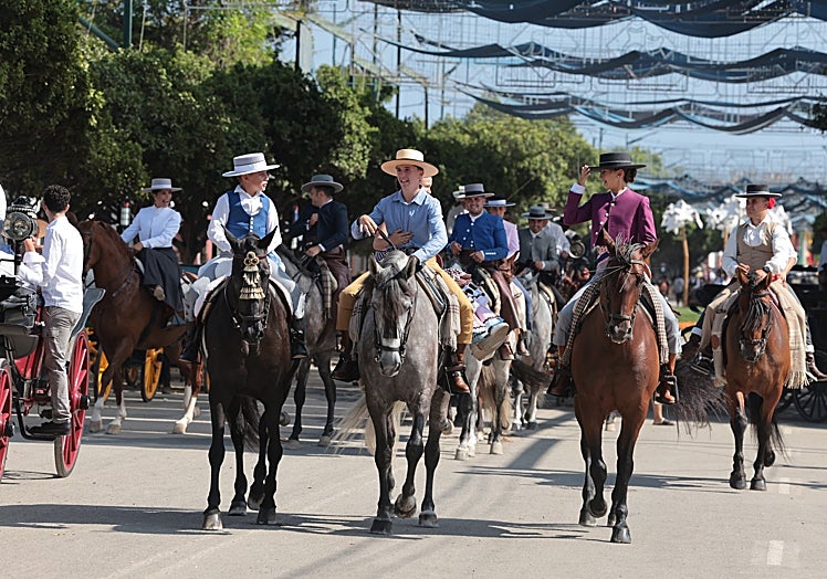 Caballistas, durante el paseo por las calles del real el pasado año.