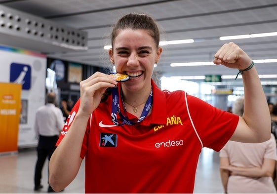 Carla, posando para SUR en su llegada al aeropuerto, este lunes.