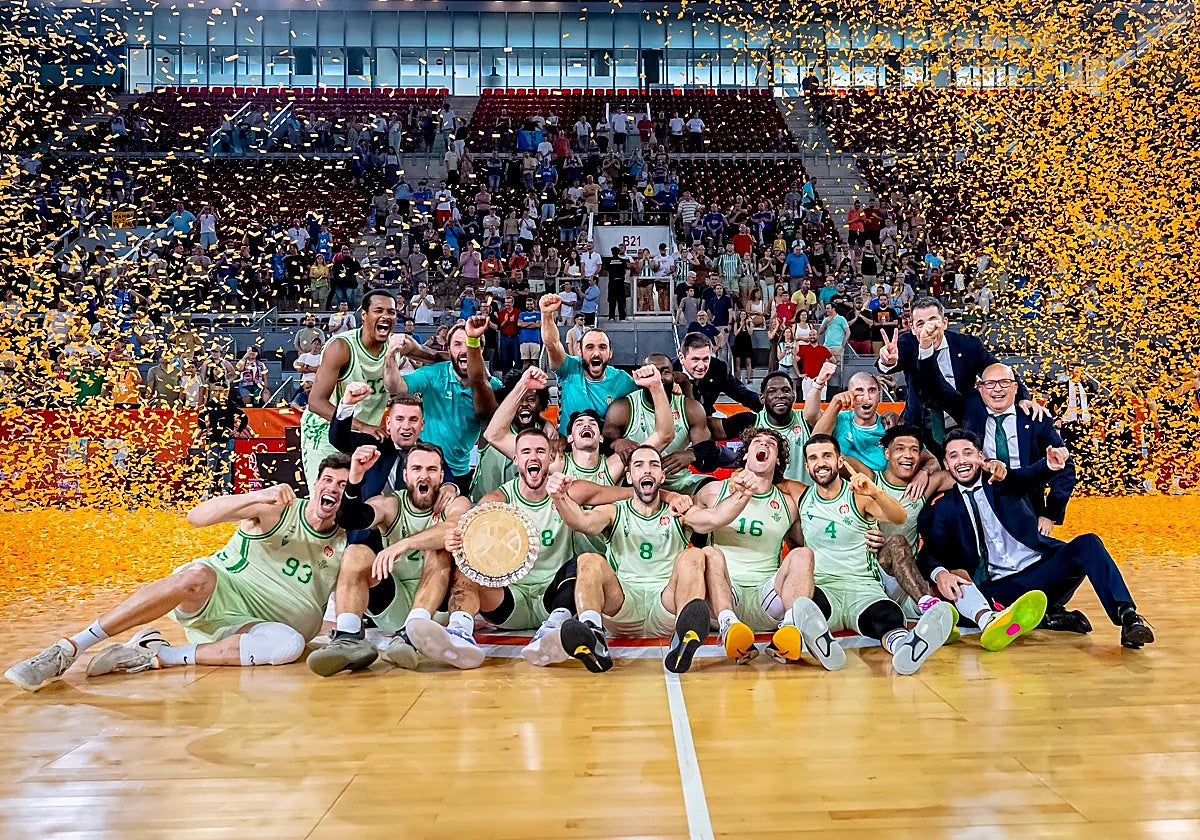 El Betis Baloncesto, celebrando su ascenso.