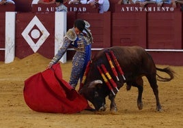 Derechazo de Daniel Moset a su novillo.
