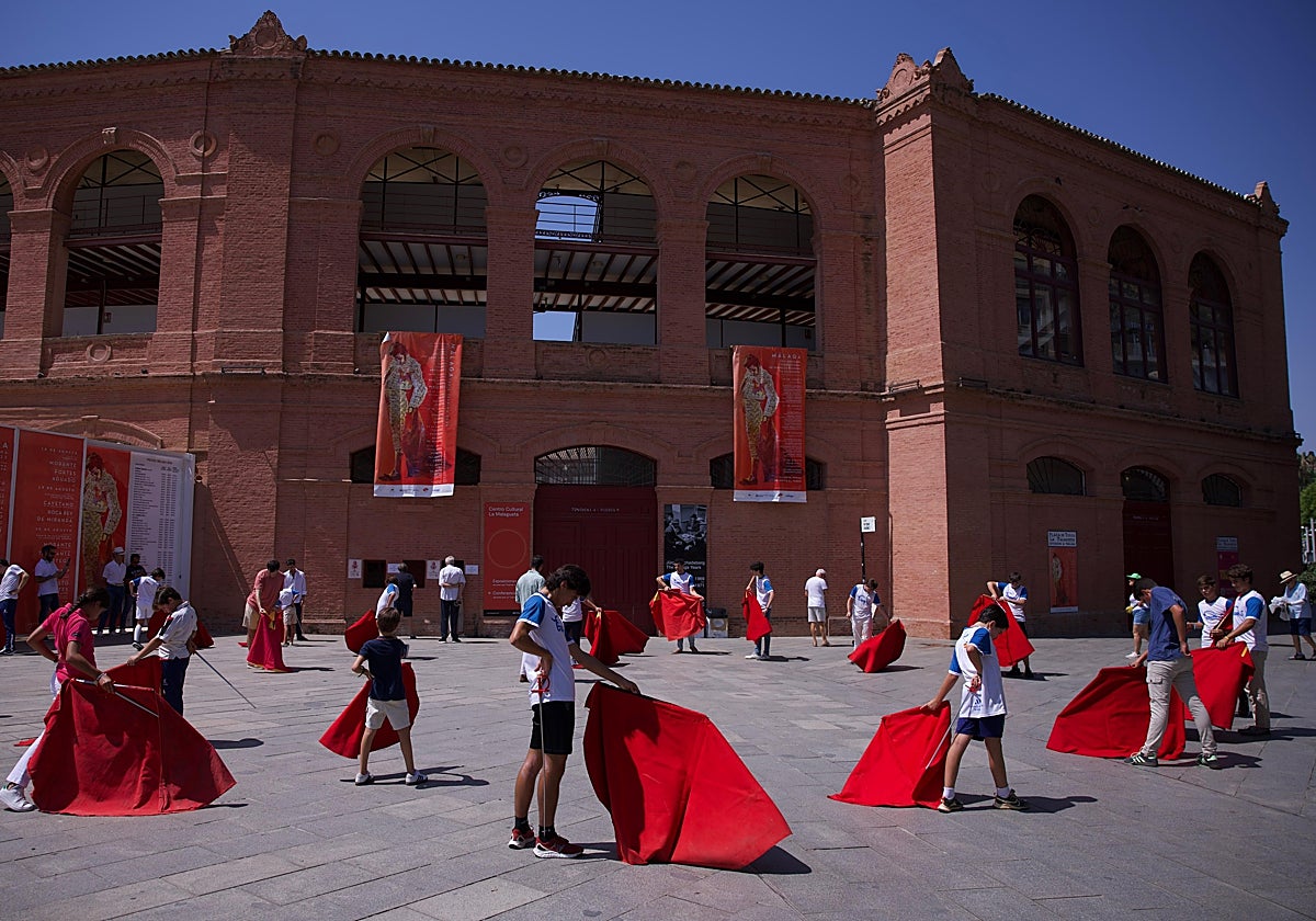 Los alumnos participantes, en la plaza Antonio Ordóñez, junto a La Malagueta.