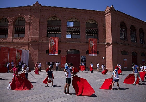 Los alumnos participantes, en la plaza Antonio Ordóñez, junto a La Malagueta.