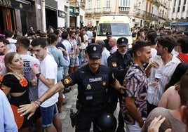 Imagen de archivo de agentes de policía en la feria del Centro
