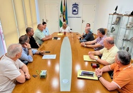 La alcaldesa de Fuengirola, Ana Mula, con los representantes sindicales en el Ayuntamiento en una imagen de archivo.