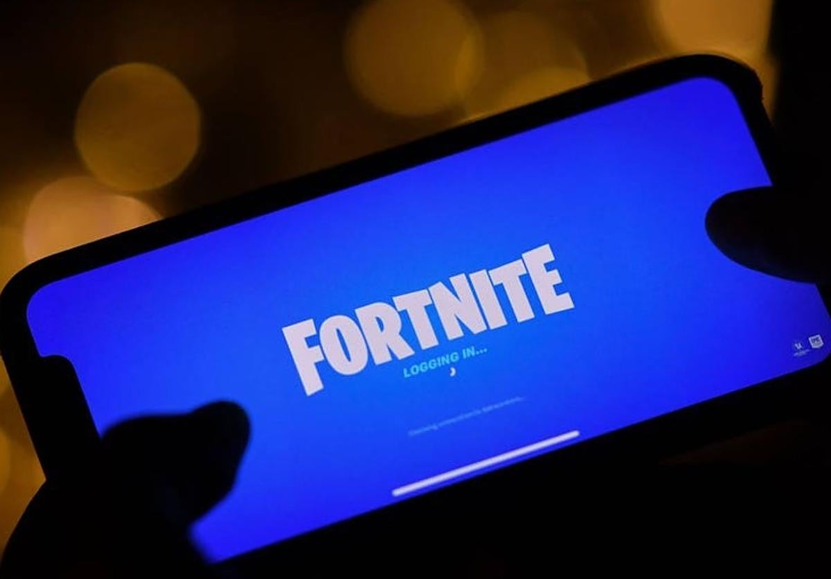 Contacta con menores en pistas deportivas, juega con ellos en Fortnite y acaba pidiéndoles fotos sexuales: detenido en Andalucía