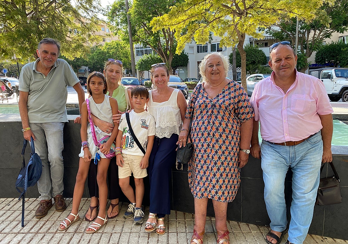 Liza y Kostia, junto a su familia de acogida y miembros de la Asociación de Niños de Ucrania y Andalucía, en Estepona.