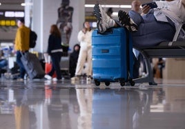 Un descanso en el aeropuerto antes de iniciar el viaje.
