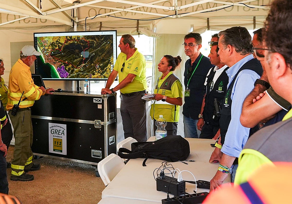 Reunión en el puesto de mando avanzado para el seguimiento del incendio de Tarifa.