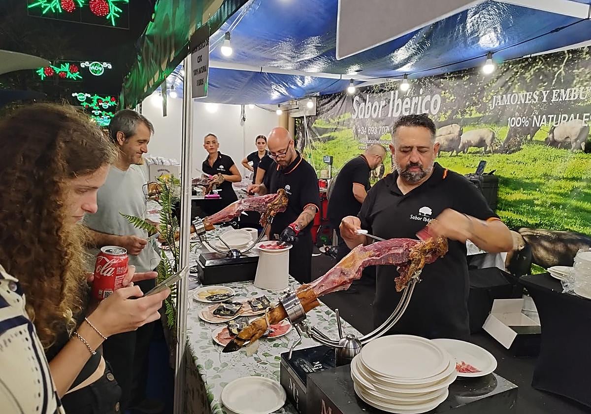 Platos de jamón a 5 euros: más de 200 cortadores se dan cita en el X Certamen Mundial del Jamón de Estepona