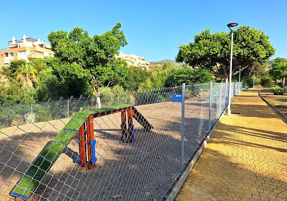 Uno de los elementos del circuito 'agility' del nuevo parque canino.