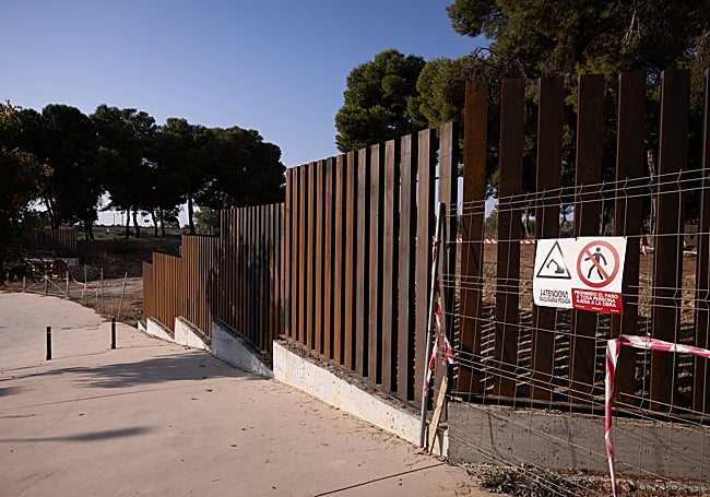 Detalle del vallado del nuevo parque, que aún está sin concluir.
